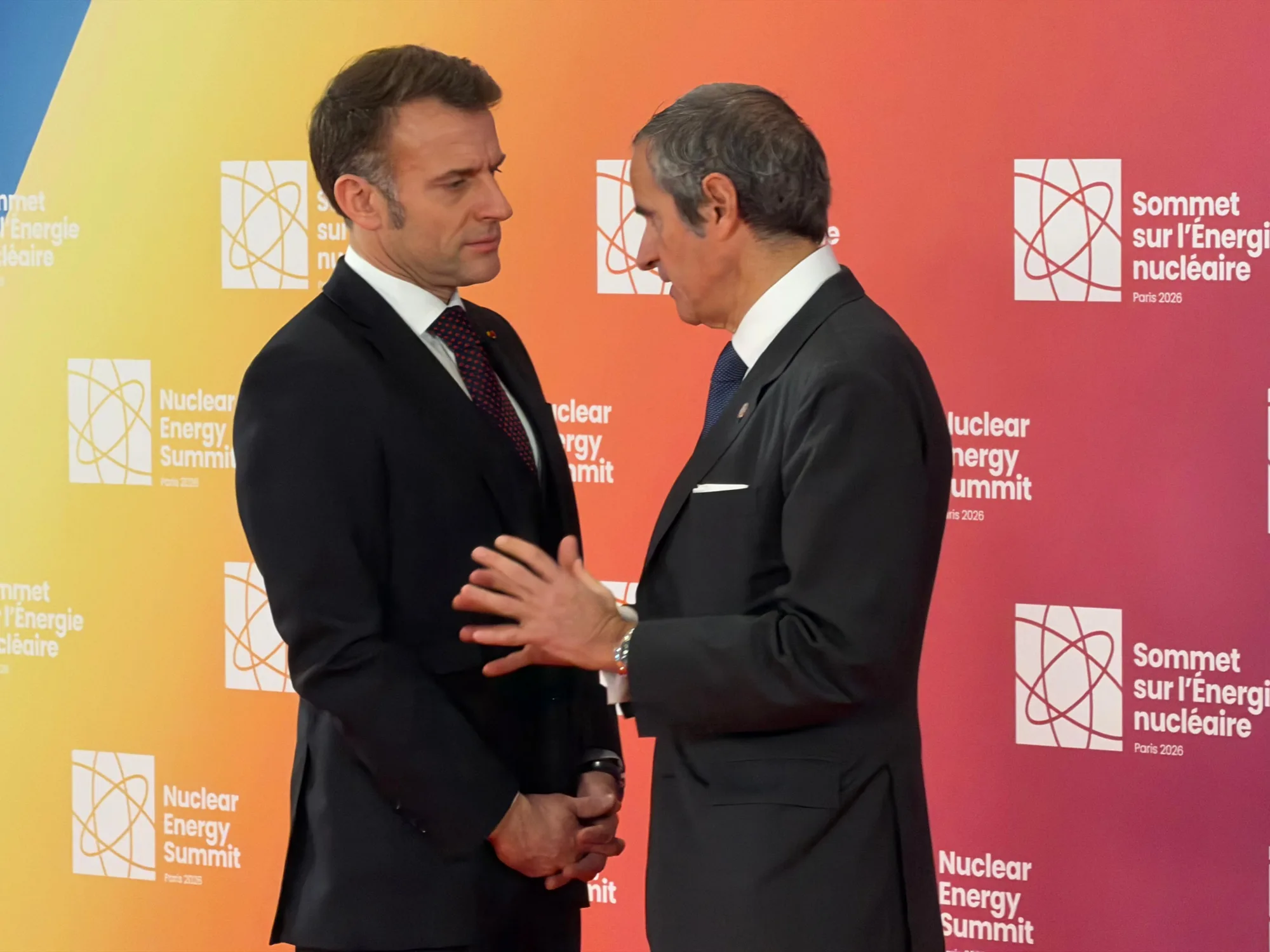 El Director General del OIEA, Rafael Mariano Grossi, junto al Presidente de Francia, Emmanuel Macron, en la Cumbre de Energía Nuclear en París, Francia. Crédito: OIEA