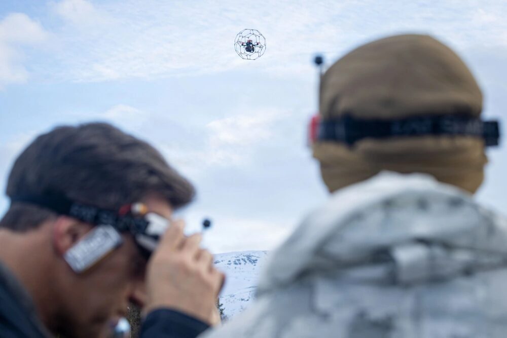 El Secretario General de la OTAN, Mark Rutte, pilota un dron experimental del Cuerpo de Marines de los Estados Unidos junto a marines de la 2ª División de la Fuerza de Tarea Aeroterrestre de los Marines durante un compromiso de defensa y capacidades aliadas en Setermoen, Noruega, el 18 de marzo de 2026. (Foto del Cuerpo de Marines de los Estados Unidos por la Sargento Addysyn Tobar)