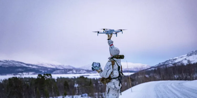 El batallón Porsanger vuela el dron Skydio X10D. Nikolai Holand Mathisen / Fuerzas Armadas