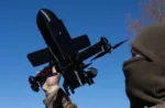 Un instructor de la empresa ucraniana General Cherry demuestra el funcionamiento de un dron interceptor antiaéreo diseñado para destruir drones rusos en la región de Kiev, el 11 de marzo de 2026.
