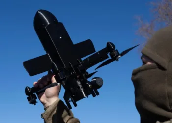 Un instructor de la empresa ucraniana General Cherry demuestra el funcionamiento de un dron interceptor antiaéreo diseñado para destruir drones rusos en la región de Kiev, el 11 de marzo de 2026.