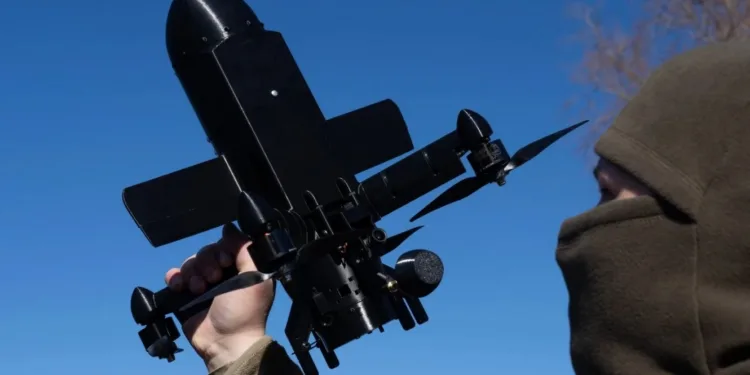 Un instructor de la empresa ucraniana General Cherry demuestra el funcionamiento de un dron interceptor antiaéreo diseñado para destruir drones rusos en la región de Kiev, el 11 de marzo de 2026.