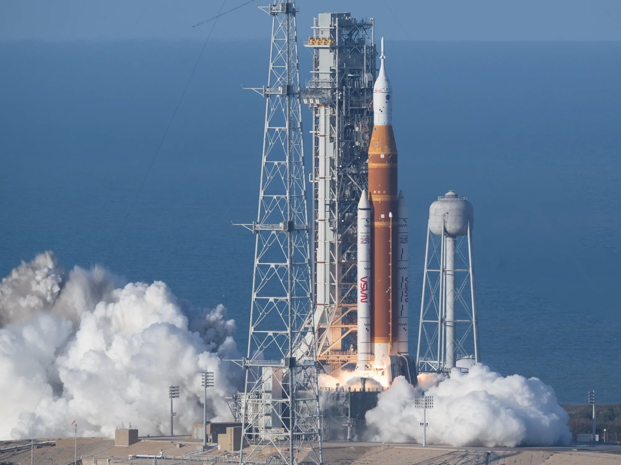 Galería: El cohete Space Launch System (SLS) de Artemisa II enciende motores.