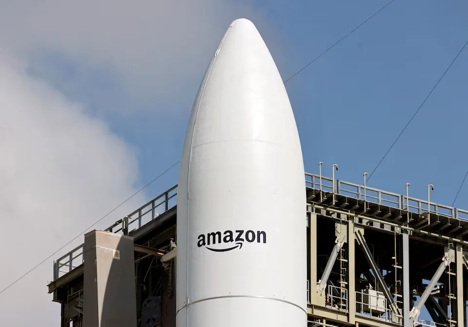 Un cohete Atlas V de United Launch Alliance despega con satélites de la red de internet Project Kuiper de Amazon desde la Estación Espacial Internacional de Cabo Cañaveral.