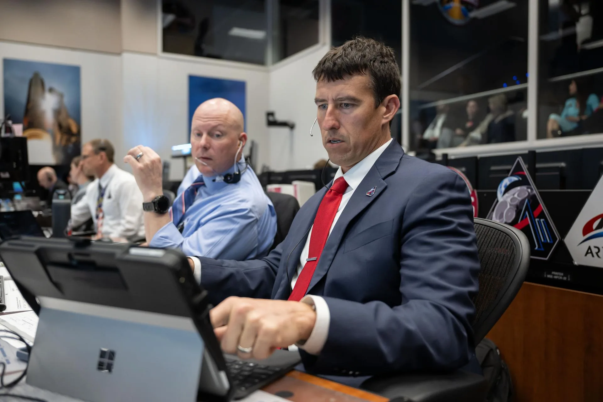 Los directores de vuelo de la NASA, Judd Frieling y Rick Henfling, en el Centro de Control de Misión durante el lanzamiento de Artemisa II.