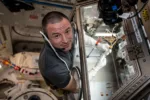 Andrew Morgan, médico militar y astronauta de la NASA, durante una expedición en la Estación Espacial Internacional.