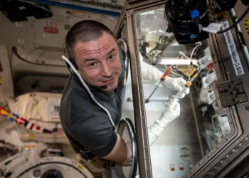 Andrew Morgan, médico militar y astronauta de la NASA, durante una expedición en la Estación Espacial Internacional.