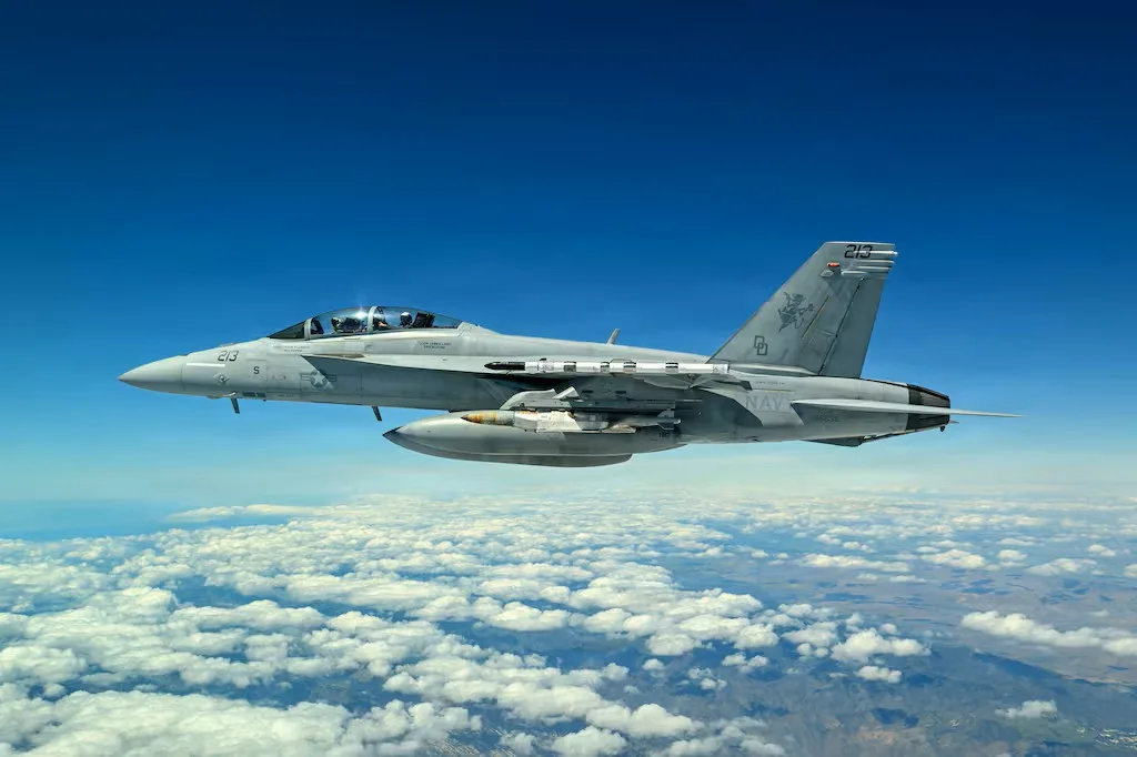 Un F/A-18 de la Armada estadounidense transporta la nueva variante JDAM-LR durante una prueba a principios de abril.