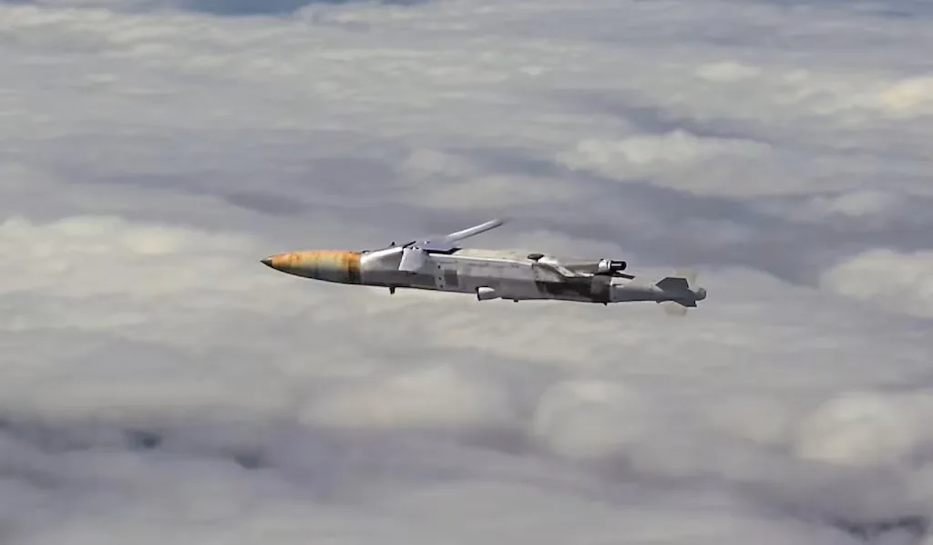 El misil JDAM-LR sobrevuela el campo de tiro marítimo de Point Mugu, California, el 1 de abril de 2026.