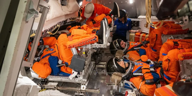 Los astronautas de Artemisa II ya abordaron el cohete SLS y están haciendo chequeos previos al despegue.