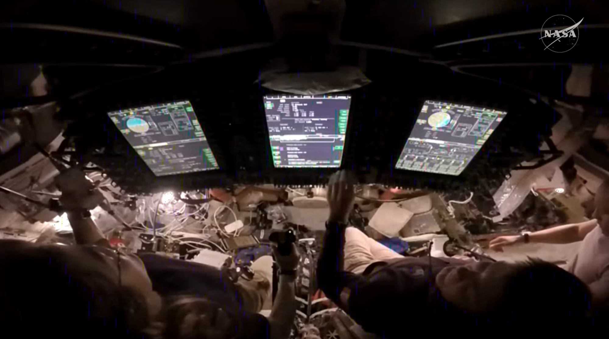 La astronauta de la NASA Christina Koch (izquierda) toma el control de la nave espacial Orion durante una prueba de pilotaje manual en el cuarto día de vuelo de la misión Artemis II. A su derecha se encuentran el astronauta de la CSA (Agencia Espacial Canadiense) Jeremy Hansen y el astronauta de la NASA Victor Glover.