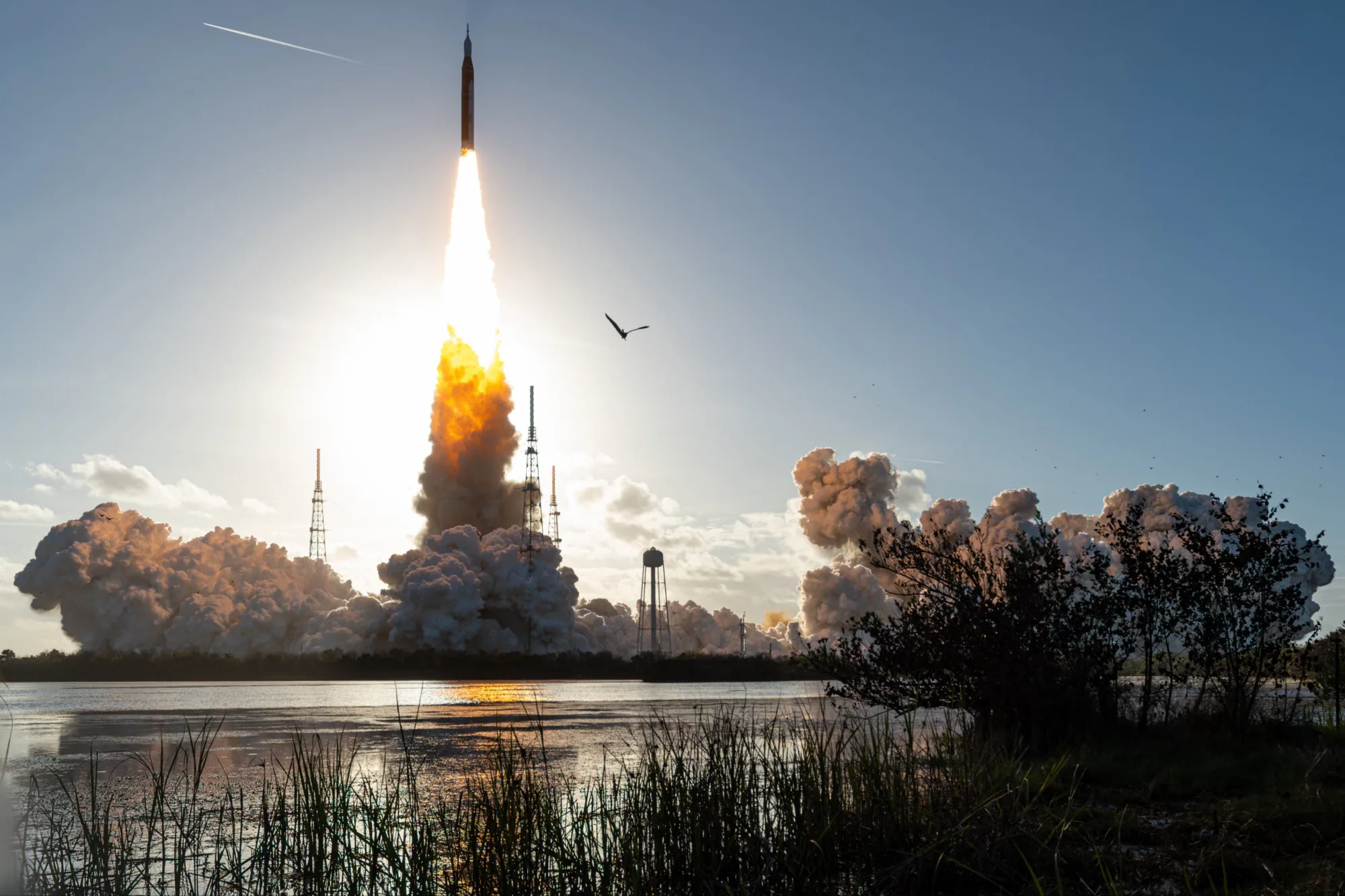 Los cuatro astronautas de Artemisa II se elevan en el cielo a bordo del Space Launch System (SLS).