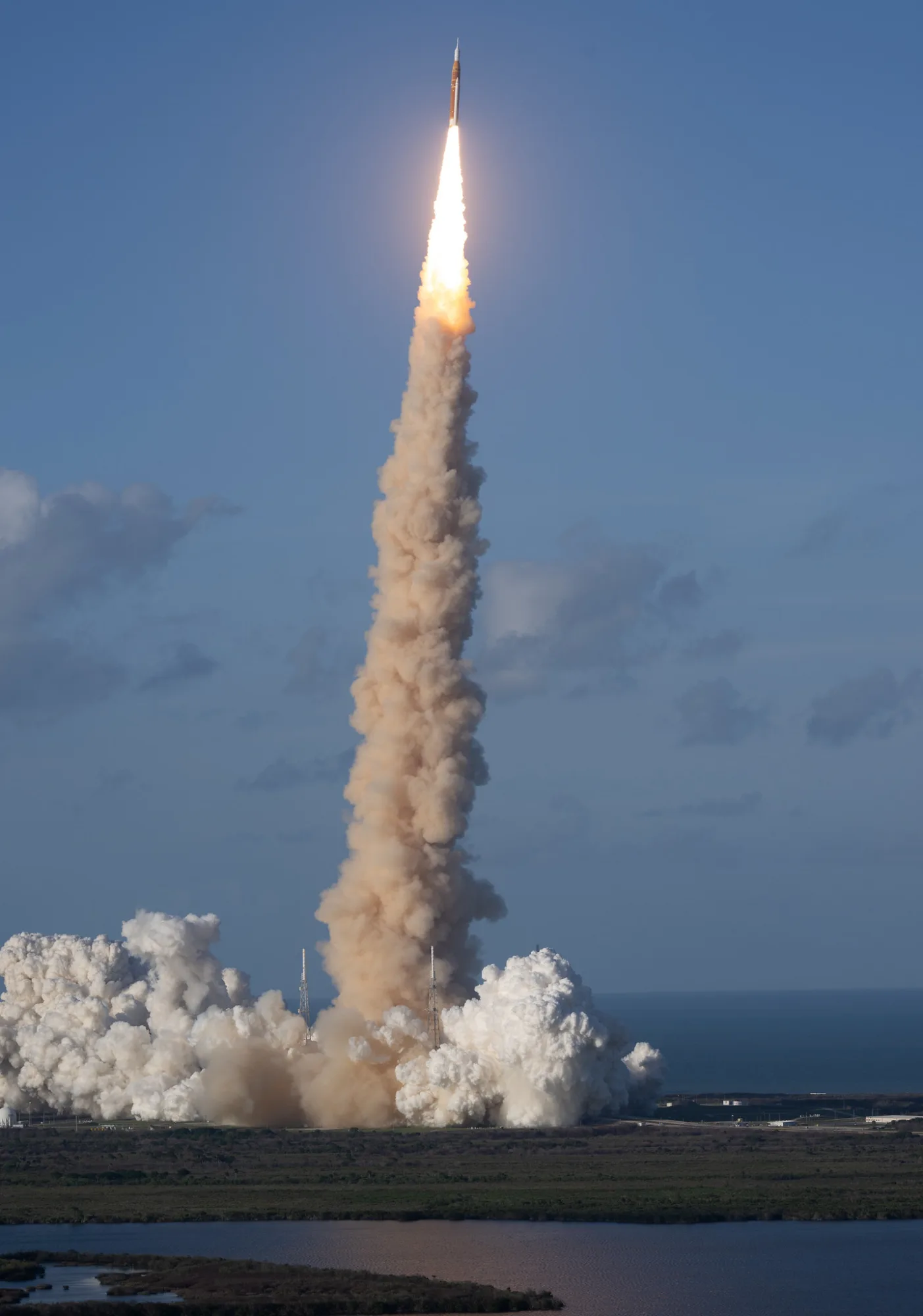 Una gran columna de fuego y humo empuja al Space Launch System (SLS) al espacio.