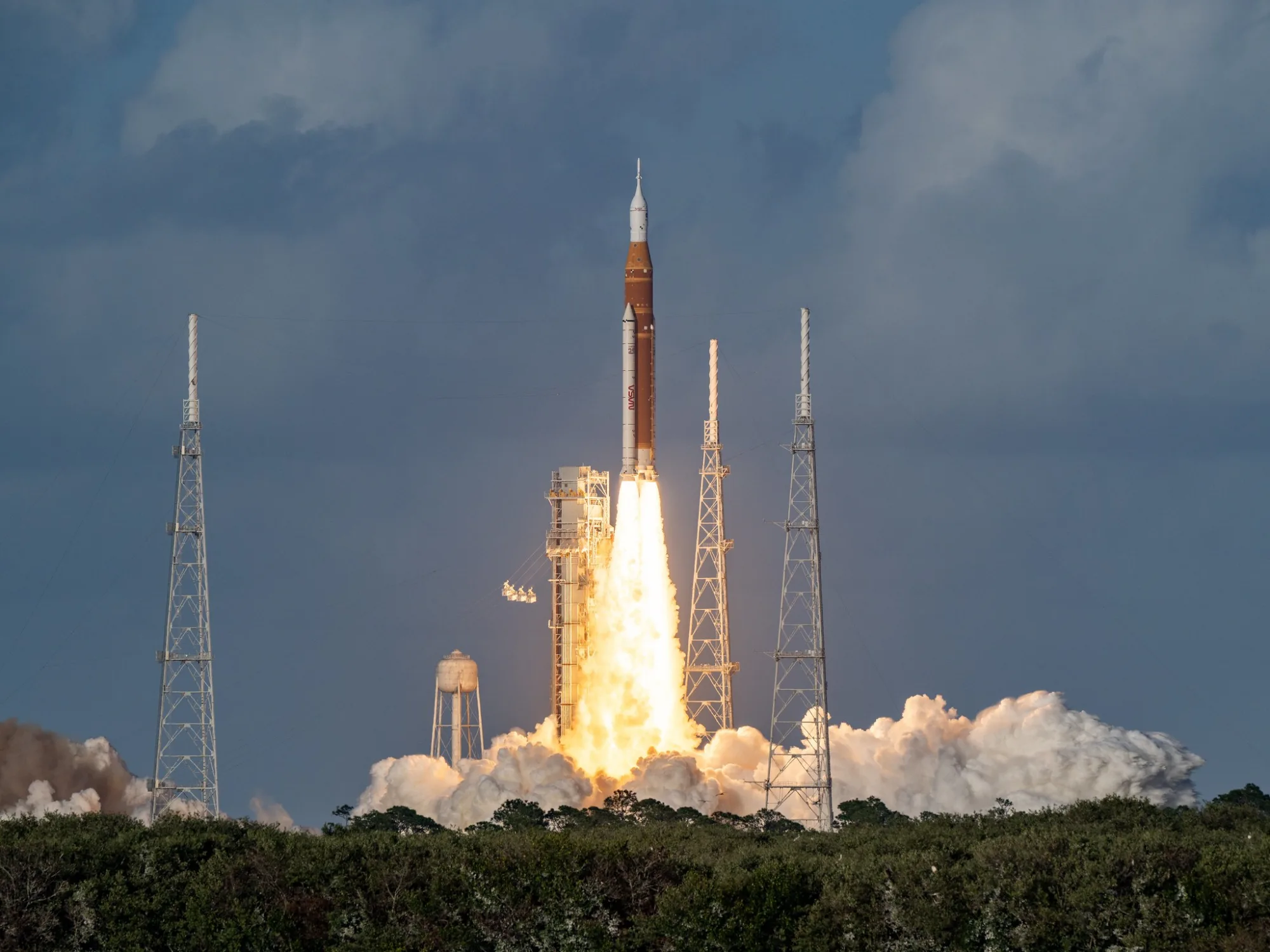 El cohete Space Launch System (SLS) se eleva desde el Centro Espacial Kennedy, en Florida.