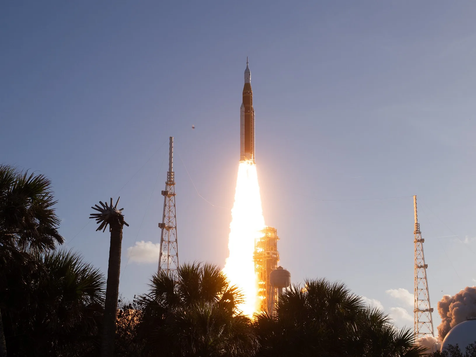 Una columna de fuego separa al Space Launch System (SLS) de la torre de lanzamiento.