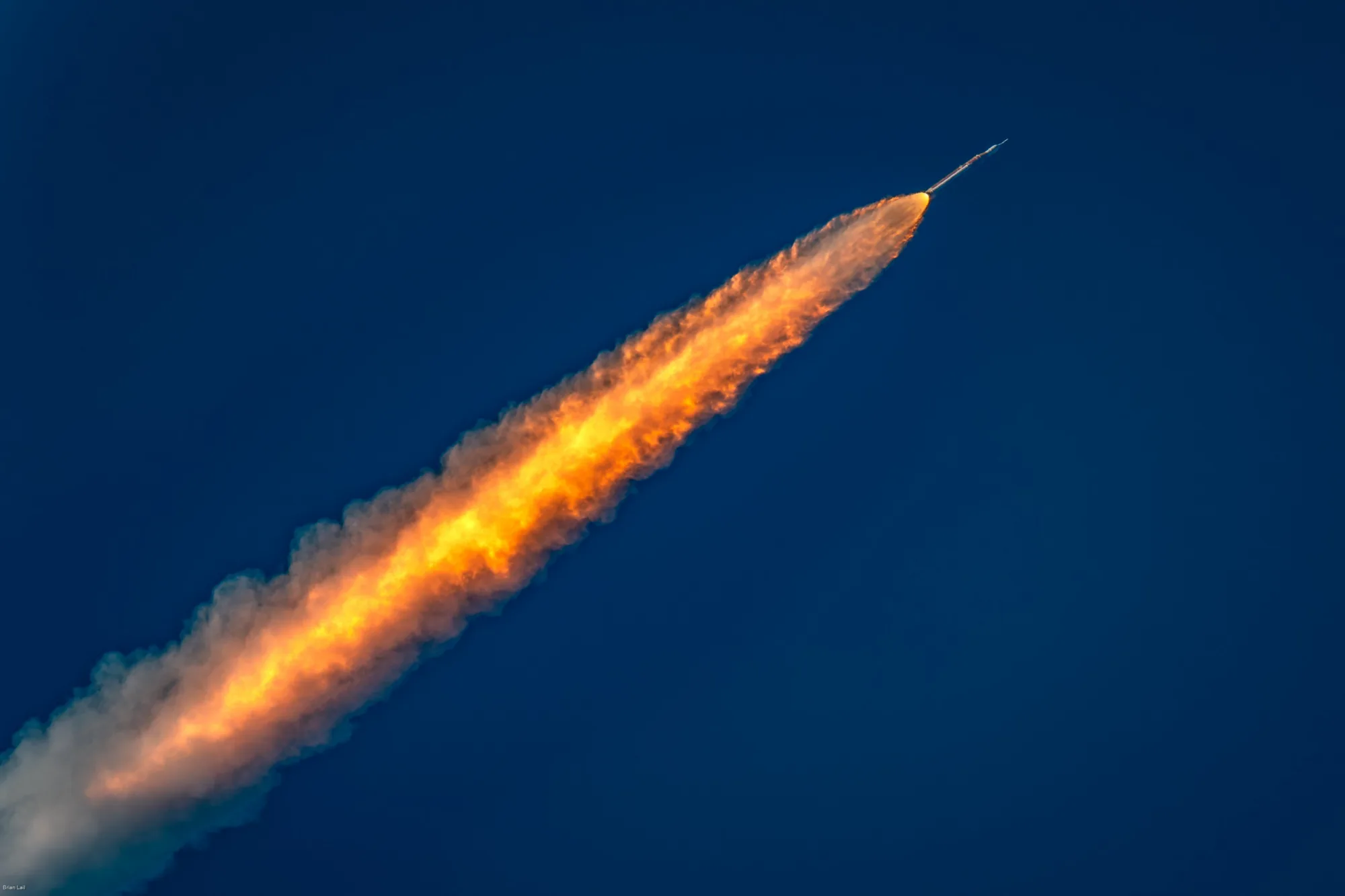 El Space Launch System (SLS) se aleja de la superficie terrestre.