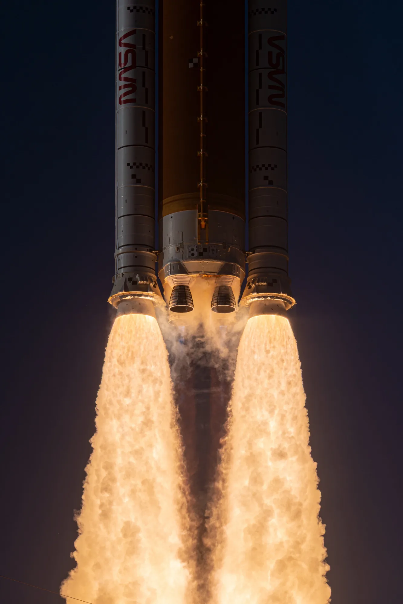 Galería: Los motores el SLS empujan a Artemisa II hacia el espacio. Imagen de la Luna y los cráteres más reconocidos, recogida por satélites a bordo de la misión Artemisa II de la NASA. Crédito: NASA Imagen de la Luna y los cráteres más reconocidos, recogida por satélites a bordo de la misión Artemisa II de la NASA. pequeños satélites argentina