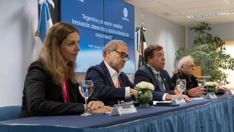 Referentes de las fundaciones Konrad Adenauer, Susanne Káss, y Embajada Abierta, Jorge Argüello, presentaron las jornadas de intercambio sobre el desarrollo satelital. Foto: Marcelo Martinez INVAP futuro satelital