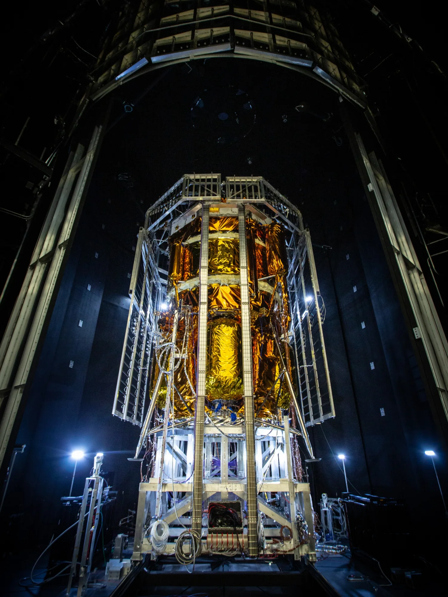El módulo lunar Blue Moon MK1 "Endurance" dentro de la cámara de vacío térmico A del Centro Espacial Johnson de la NASA, preparándose para las pruebas, en febrero de 2026.