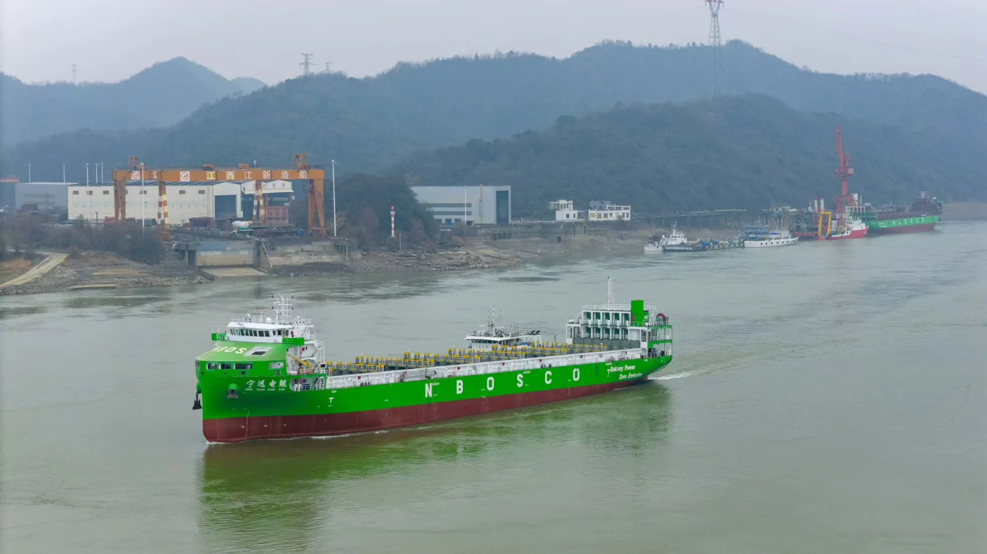 China puso en servicio el mayor buque portacontenedores inteligente totalmente eléctrico del mundo, para operar en la costa de Zhejiang.