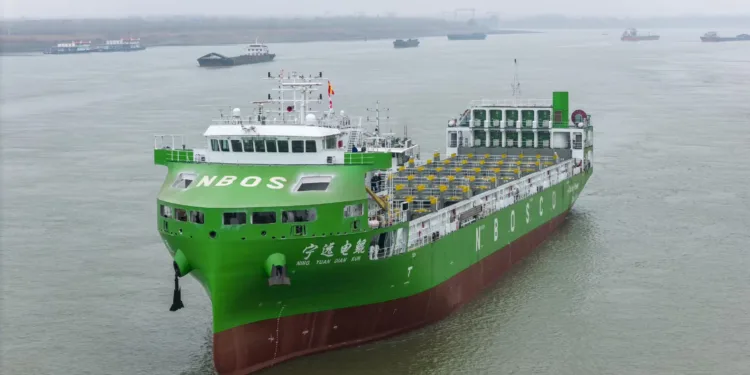 China puso en servicio el mayor buque portacontenedores inteligente totalmente eléctrico del mundo.