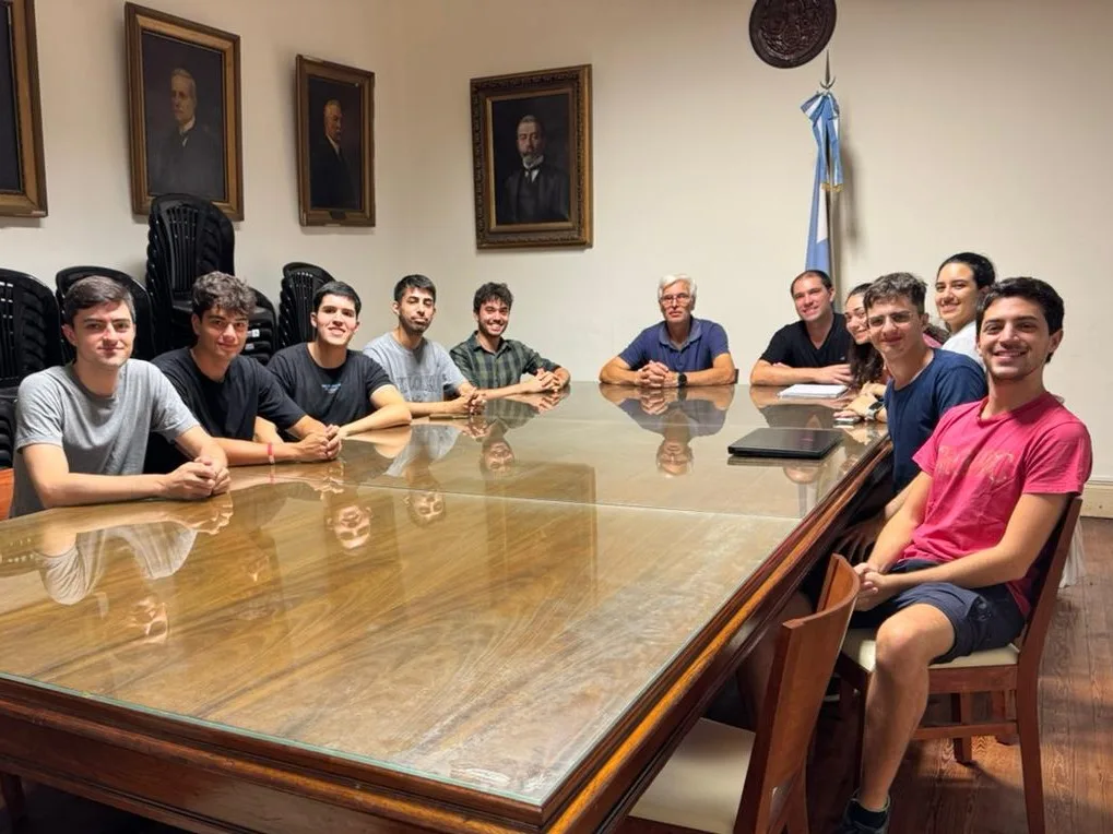El equipo UNLP CanSat CDR junto con el decano de la Facultad de Ingeniería, Ing. Marcos Actis.