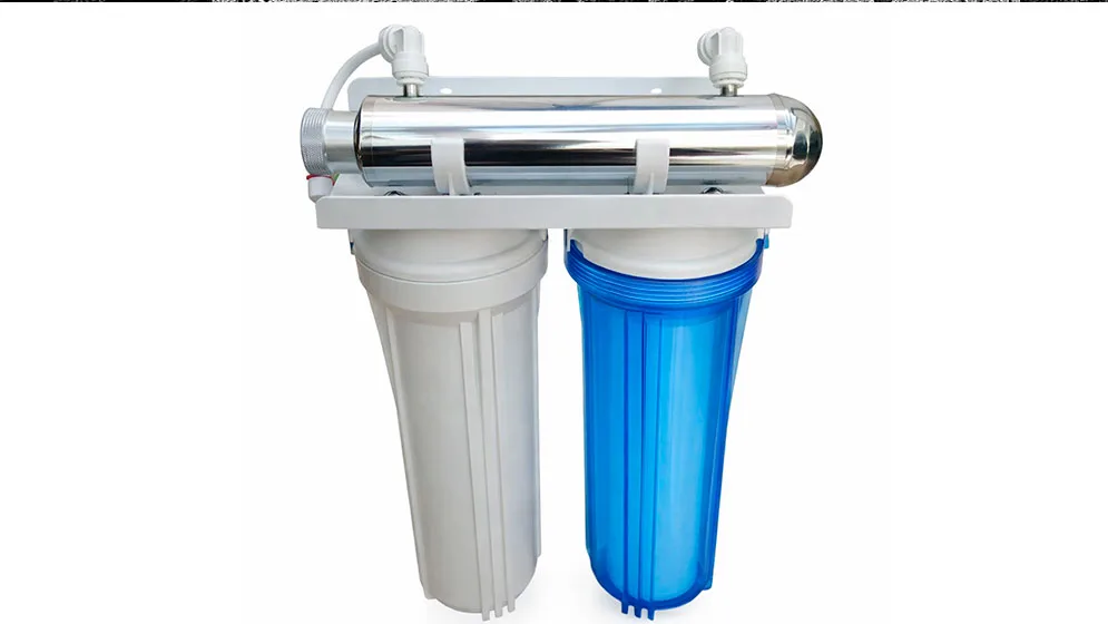 Esquema de un sistema de purificación de agua para consumo que combina etapas de fotólisis UVC y captura mediante materiales adsorbentes.