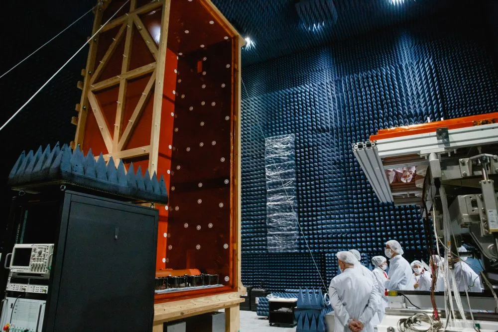 La cámara anecoica del CETT se utiliza para realizar ensayos de compatibilidad electromagnética de antenas y verificar que los equipos satelitales funcionen sin interferencias antes de su operación en el espacio.