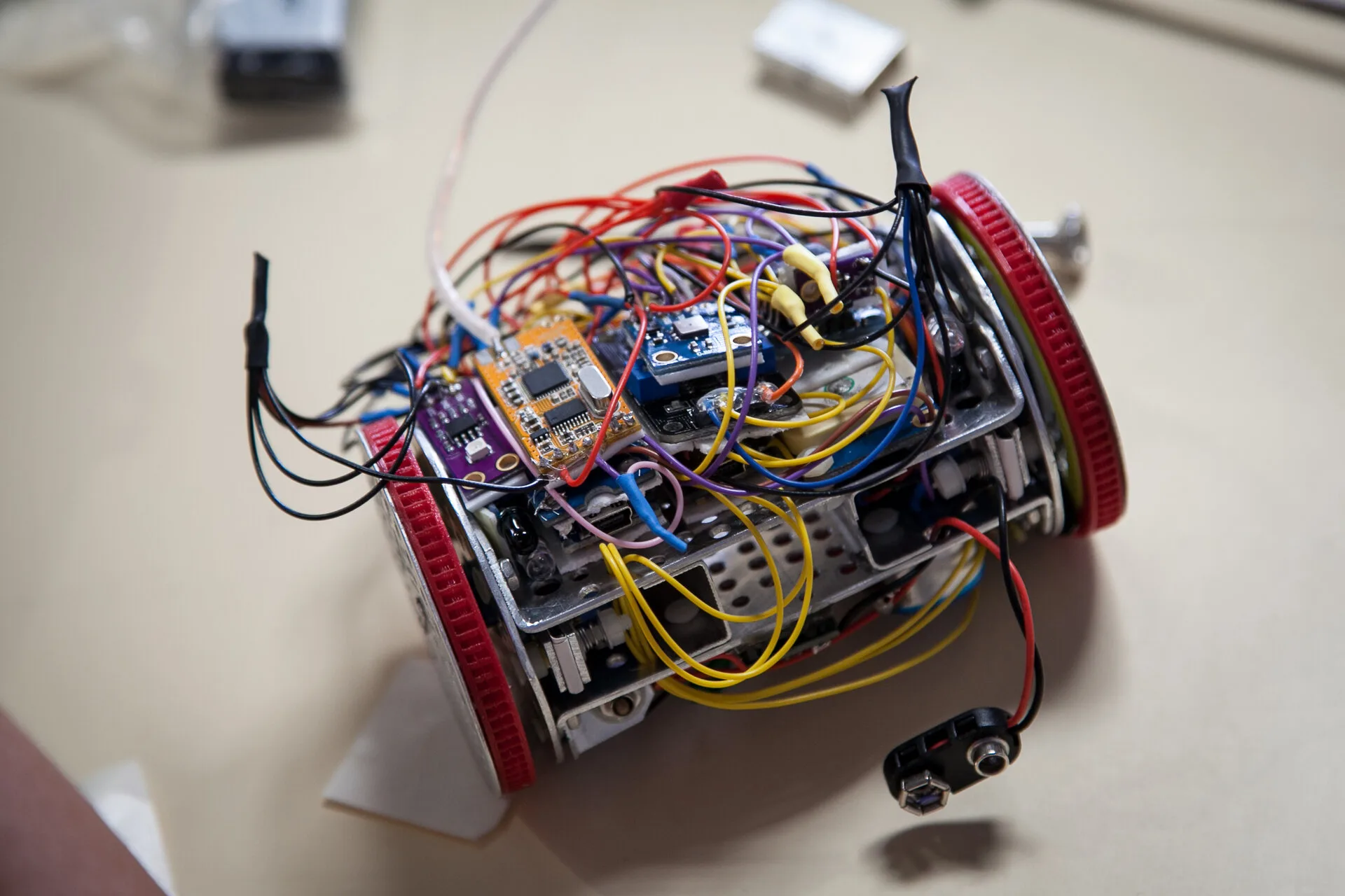 Imagen ilustrativa de un CanSat, como el que desarrolla el equipo de UNLP CDR para la competencia.