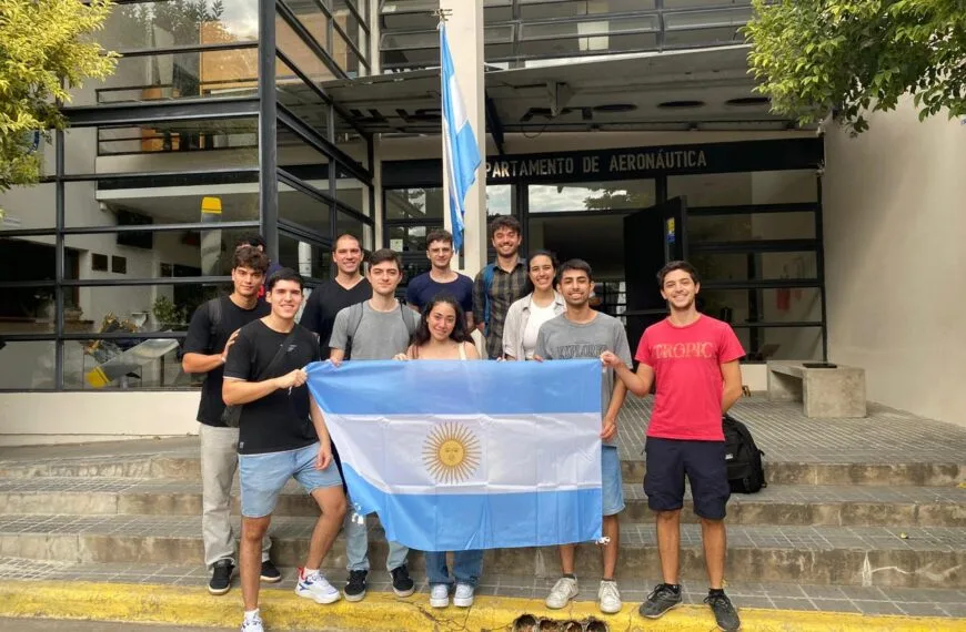El equipo CanSat UNLP CDR frente al Departamento de Aeronáutica de la UNLP.