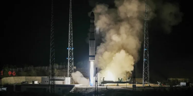 Imagen del cohete chino Long MaImagen del lanzamiento del cohete chino Long March 6, encargado de la misión EO 3, el satélite pakistaní.