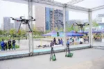 Un dron compite dentro de la categoría levantamiento de pesas en los primeros Juegos Mundiales de Drones, disputados en China.