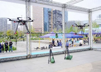 Un dron compite dentro de la categoría levantamiento de pesas en los primeros Juegos Mundiales de Drones, disputados en China.