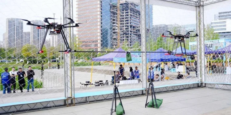 Un dron compite dentro de la categoría levantamiento de pesas en los primeros Juegos Mundiales de Drones, disputados en China.