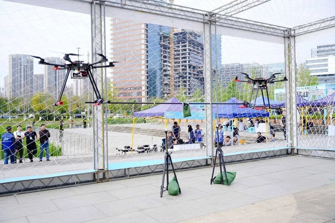 Un dron compite dentro de la categoría levantamiento de pesas en los primeros Juegos Mundiales de Drones, disputados en China.