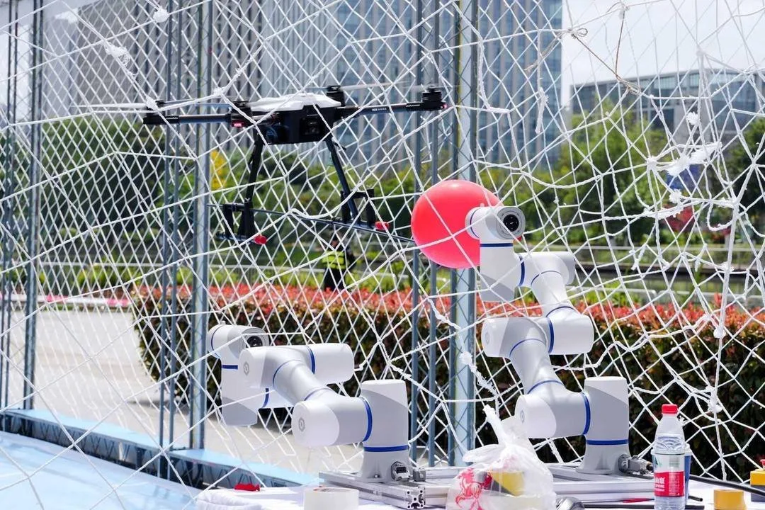 Un dron compite dentro de la categoría esgrima aérea en los primeros Juegos Mundiales de Drones, disputados en China.