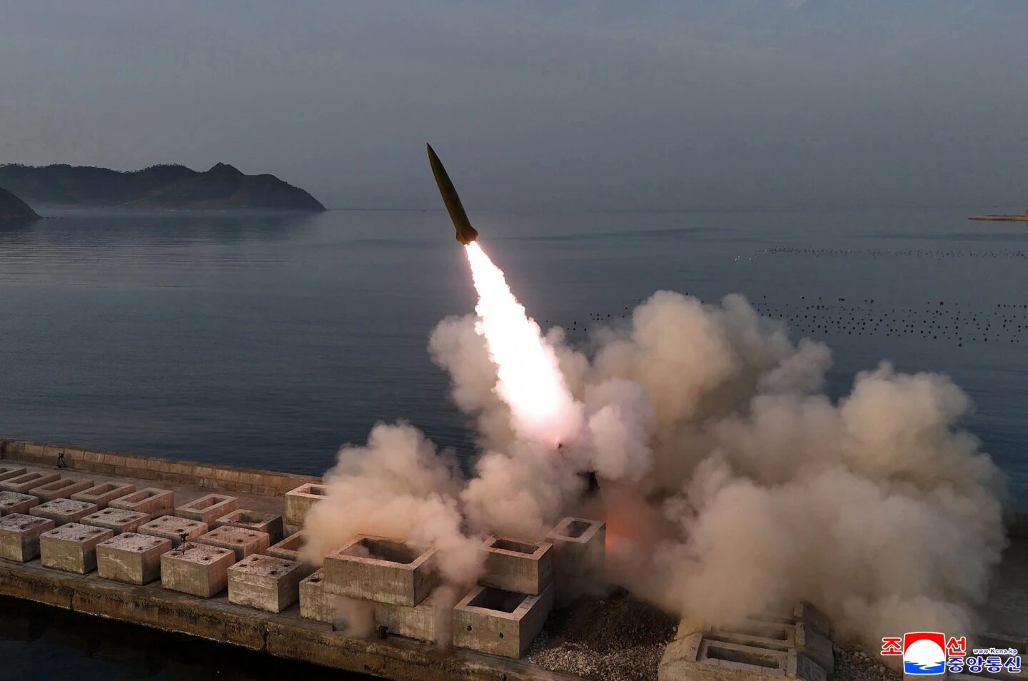 Corea del Norte vuelve a probar misiles balísticos con municiones en racimo bajo la supervisión de Kim Jong Un y su hija.