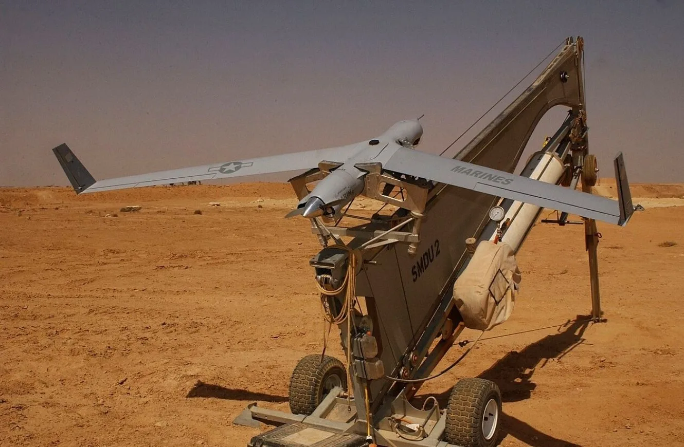 Dron de vigilancia ScanEagle de Boeing Insitu, sobre la catapulta de lanzamiento.