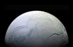 Encélado parece es una de las lunas de Saturno, que oculta debajo de su corteza de hielo una de las historias más interesantes de la exploración espacial reciente: un océano global de agua salada.