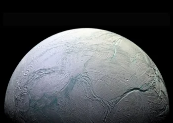 Encélado parece es una de las lunas de Saturno, que oculta debajo de su corteza de hielo una de las historias más interesantes de la exploración espacial reciente: un océano global de agua salada.