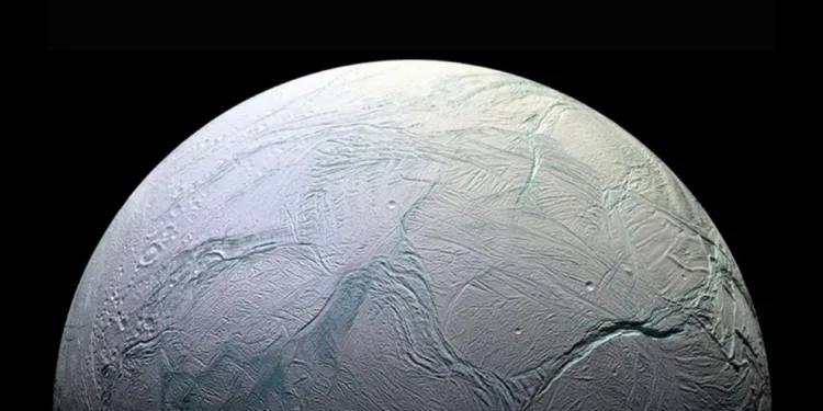 Encélado parece es una de las lunas de Saturno, que oculta debajo de su corteza de hielo una de las historias más interesantes de la exploración espacial reciente: un océano global de agua salada.