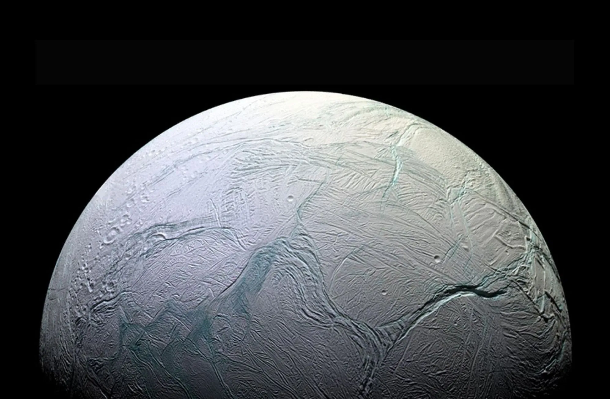 Encélado parece es una de las lunas de Saturno, que oculta debajo de su corteza de hielo una de las historias más interesantes de la exploración espacial reciente: un océano global de agua salada.