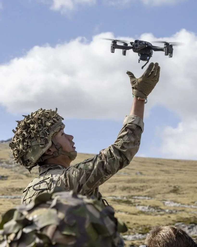 Tropas Gurkas despliegan un dron en las Islas Malvinas. Crédito: BFSAI