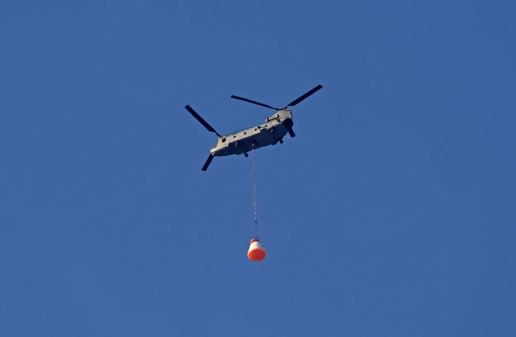 Imagen del helicóptero Chinook de la Fuerza Aérea India elevando la cápsula de tripulación a 3 km de altitud para probar el descenso. Crédito: ISRO. Prueba lanzamiento india