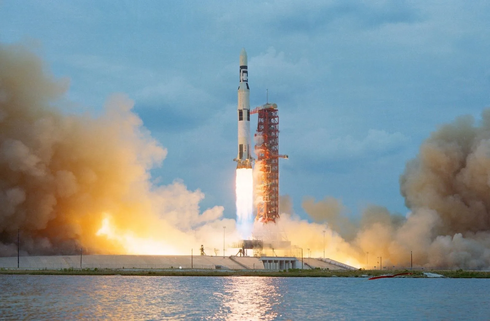 El programa lunar Apolo estuvo impulsado por el cohete Saturno V de la NASA.