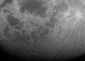 Un argentino identificó nuevas estructuras de impacto ocultas bajo la superficie lunar.
