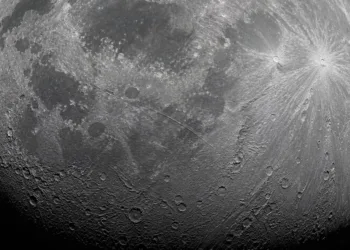 Un argentino identificó nuevas estructuras de impacto ocultas bajo la superficie lunar.