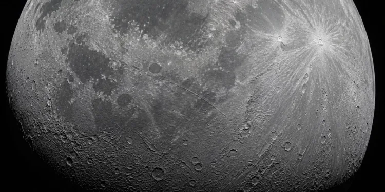 Un argentino identificó nuevas estructuras de impacto ocultas bajo la superficie lunar.