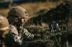 Recorte donde se aprecian algunos detalles del drone FPV utilizado por las fuerzas de ocupación británicas desplegadas en Malvinas. Foto: BFSAI – Cpl Welson