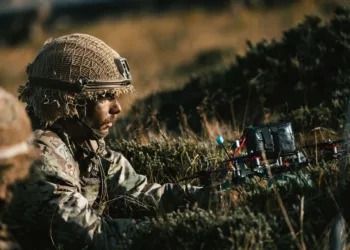 Recorte donde se aprecian algunos detalles del drone FPV utilizado por las fuerzas de ocupación británicas desplegadas en Malvinas. Foto: BFSAI – Cpl Welson